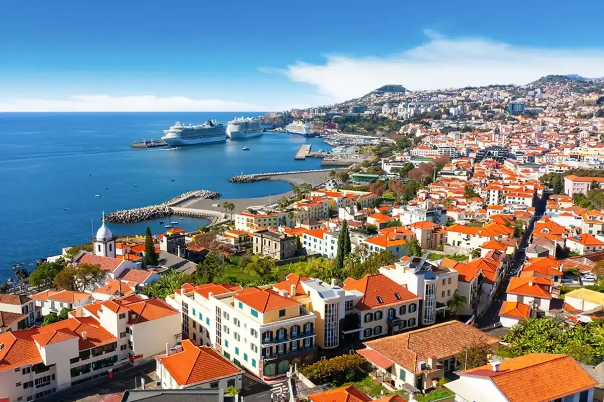 Frente marítima do Funchal, encostas e paisagem atlântica da Madeira