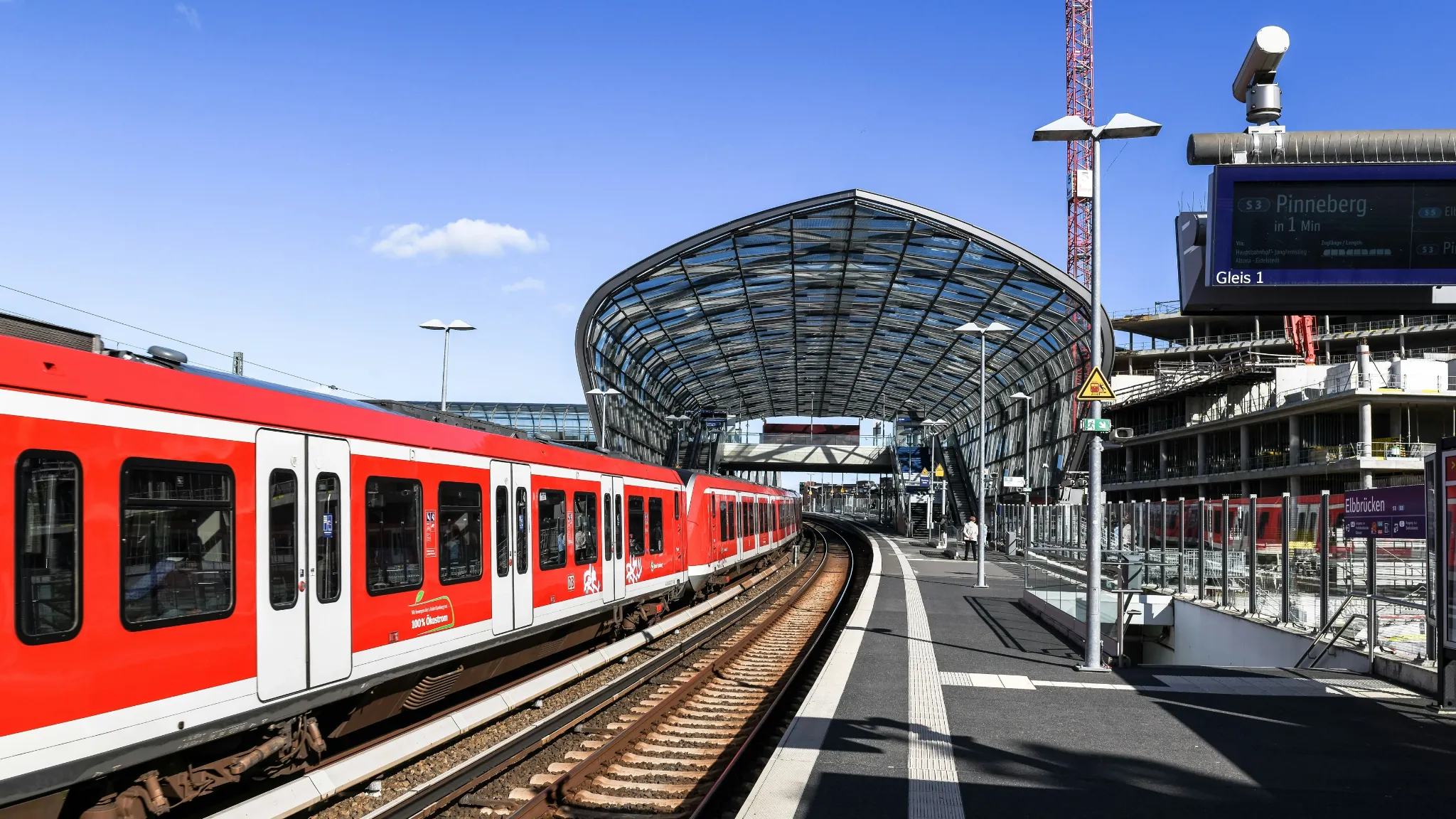 Viagem de comboio junto a uma plataforma de estação