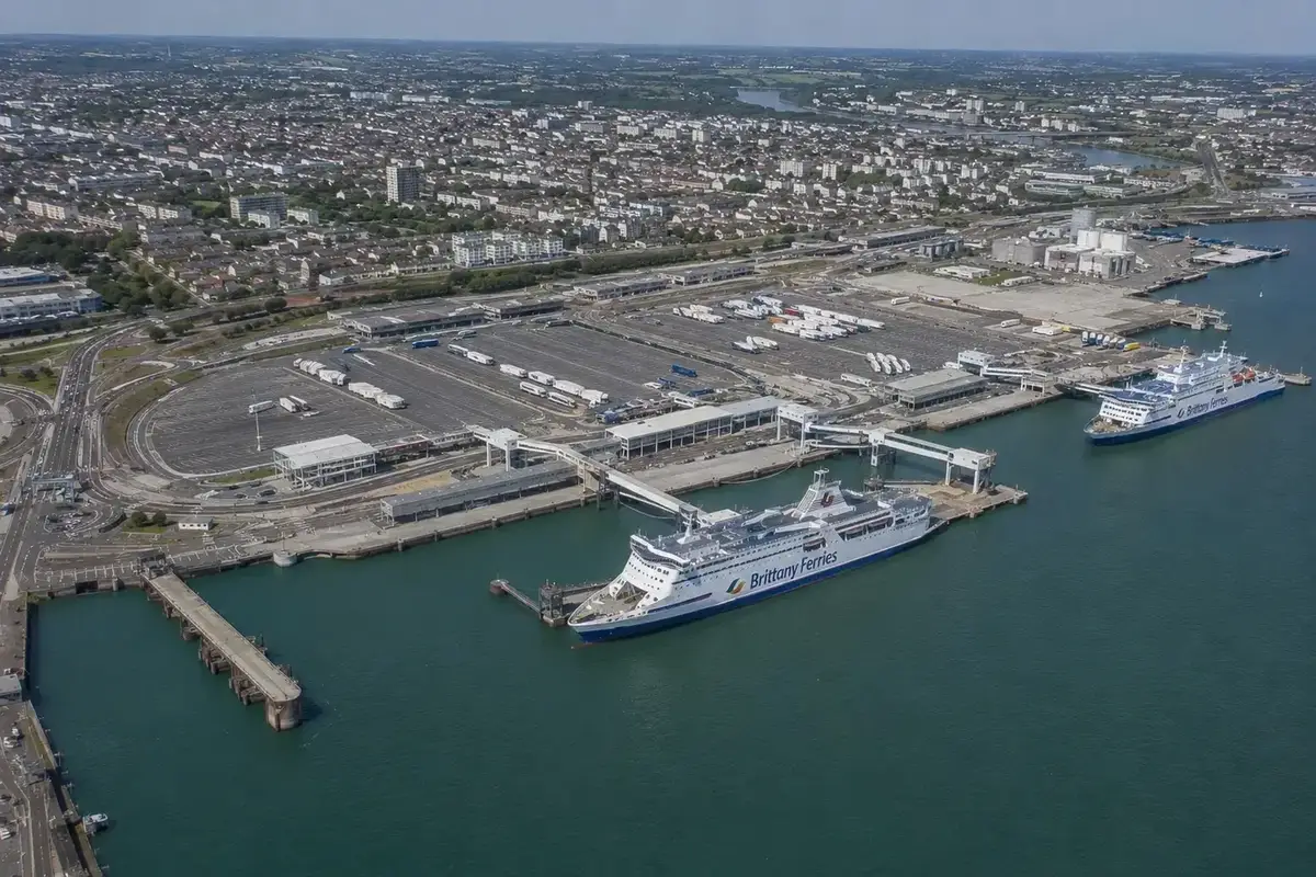 Vista aérea do terminal de ferry com navios da Brittany Ferries na rota Portsmouth–Caen