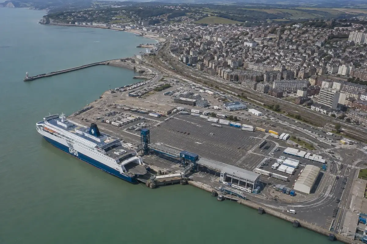 Vista aérea do porto de ferry de Dieppe com um ferry da DFDS no terminal