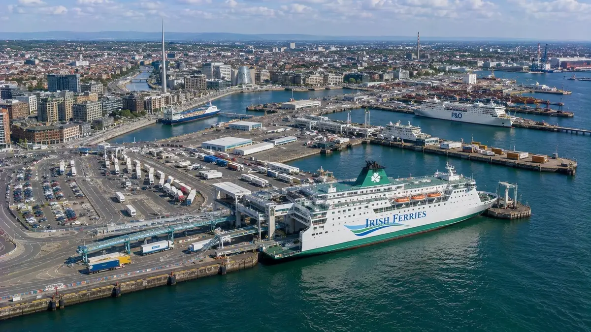 Vista aérea do porto de ferry de Dublin e da zona ribeirinha da cidade
