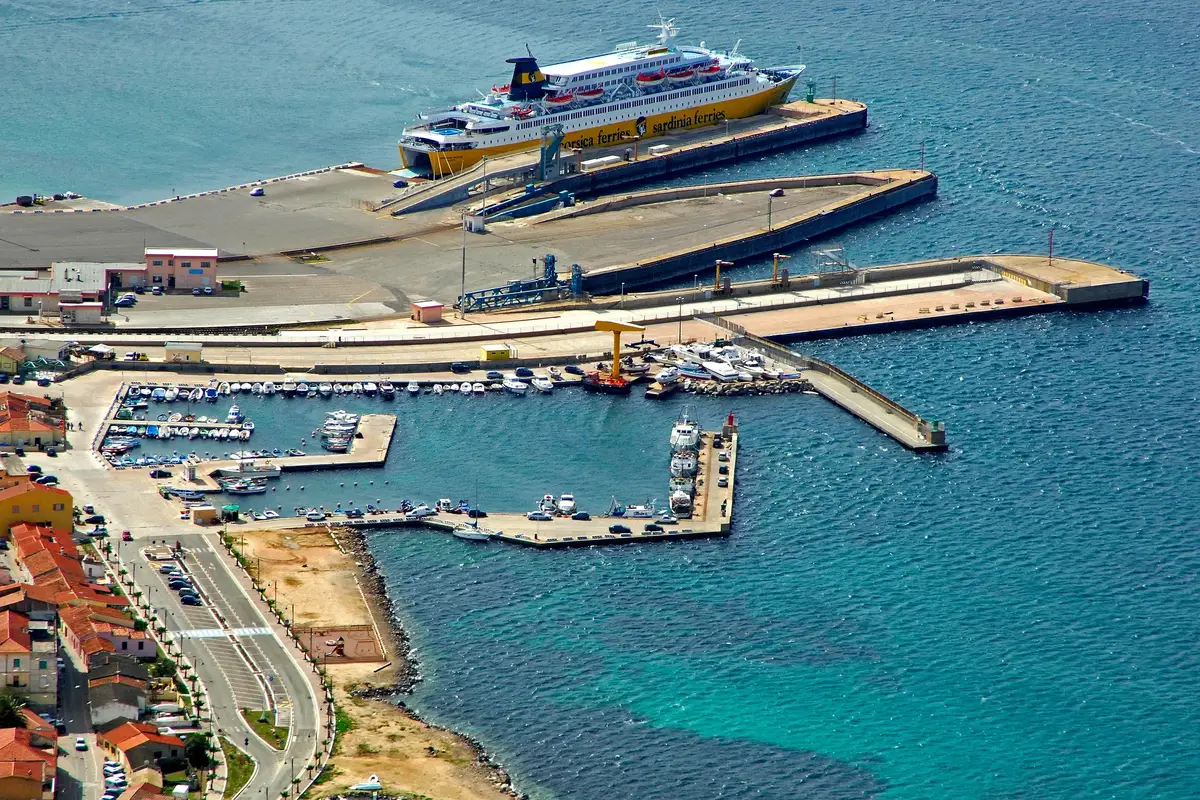 Golfo Aranci – porto e destino de ferry