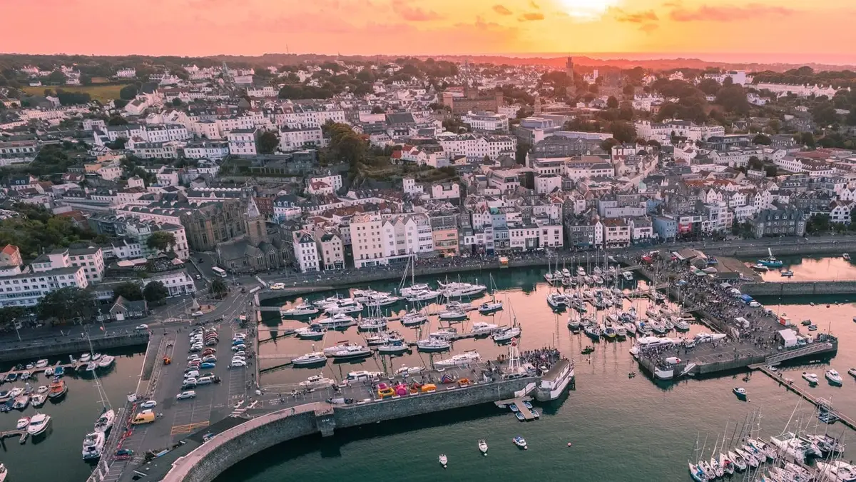 St Peter Port e porto de Guernsey