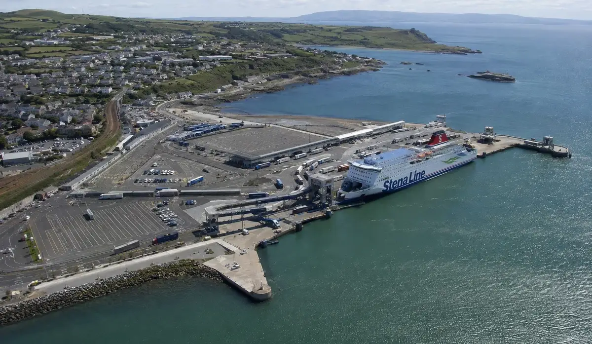 Vista aérea do porto de ferry e da zona portuária de Holyhead, em Anglesey