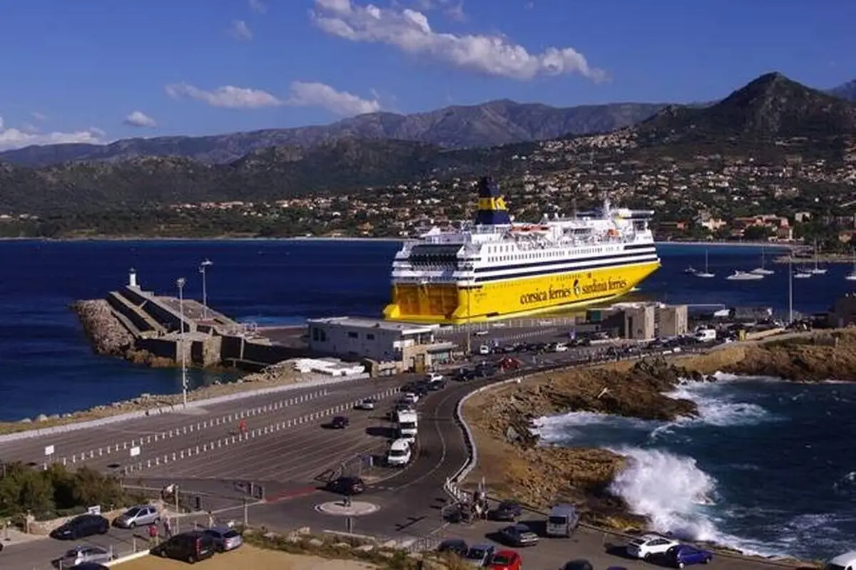 Île-Rousse – porto e destino de ferry