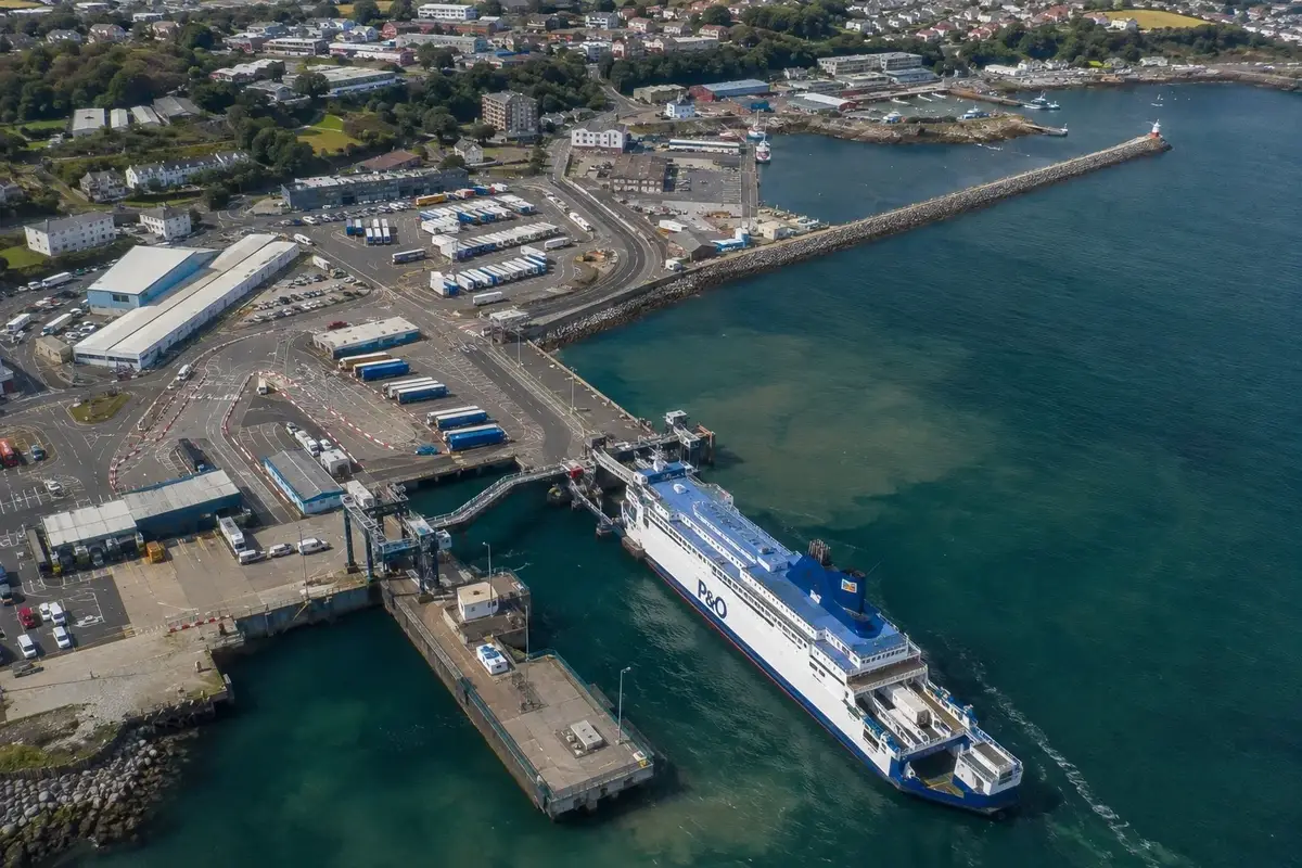 Porto de ferry de Larne, na Irlanda do Norte