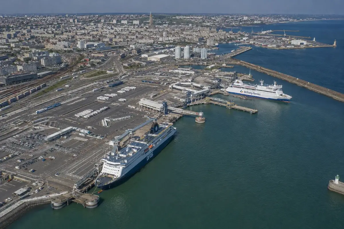 Vista aérea do porto de ferry de Le Havre com um navio da Brittany Ferries