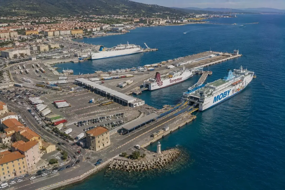 Ferry na rota Piombino–Cavo