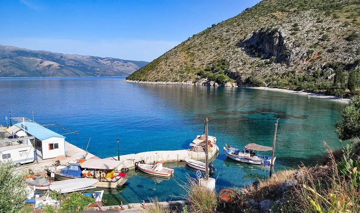 Pisaetos, Ithaca – porto e destino de ferry