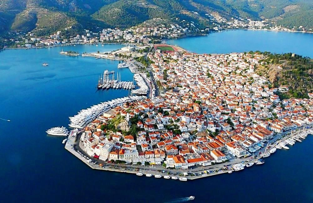 Poros – porto e destino de ferry