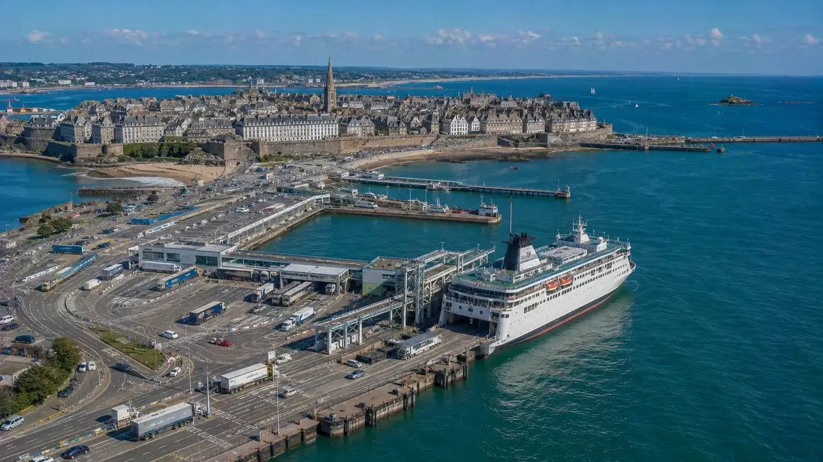Porto de ferry de St Malo, na Bretanha