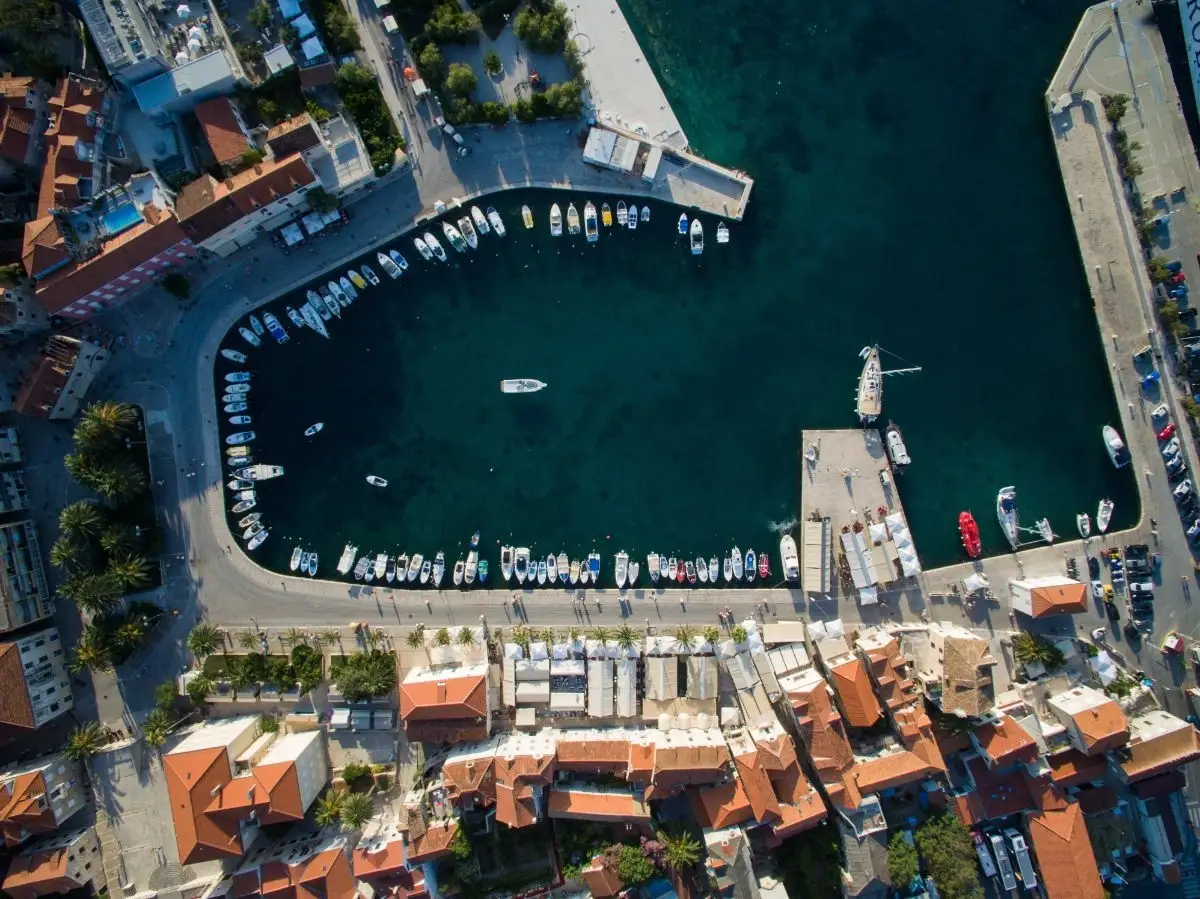 Vista aérea do porto de Supetar, em Brač
