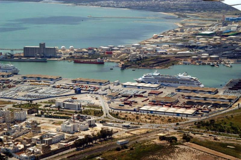 Porto de ferry e frente marítima de Tunes, na Tunísia