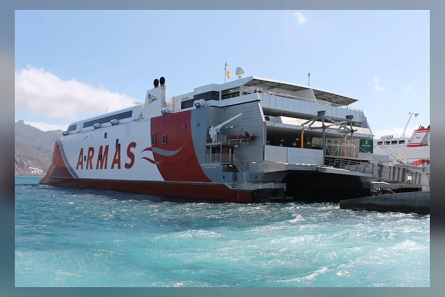 Ferry de passageiros e veículos da Armas Trasmediterránea