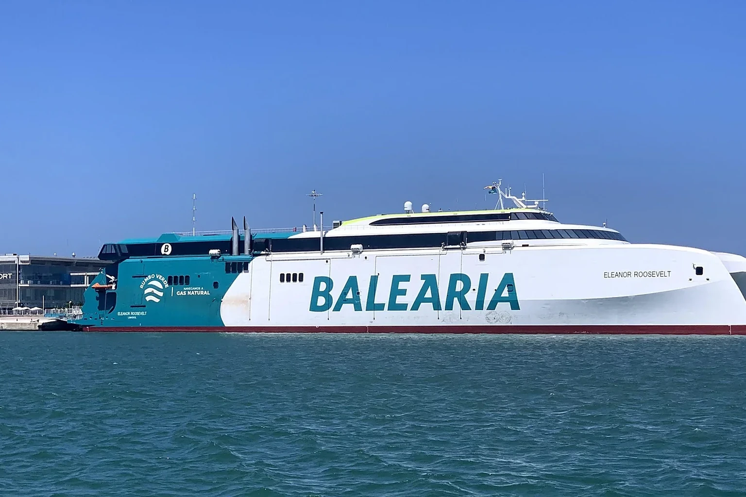 Ferry de passageiros e veículos da Baleària