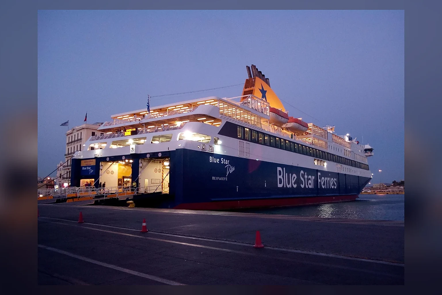 Ferry de passageiros e veículos da Blue Star Ferries