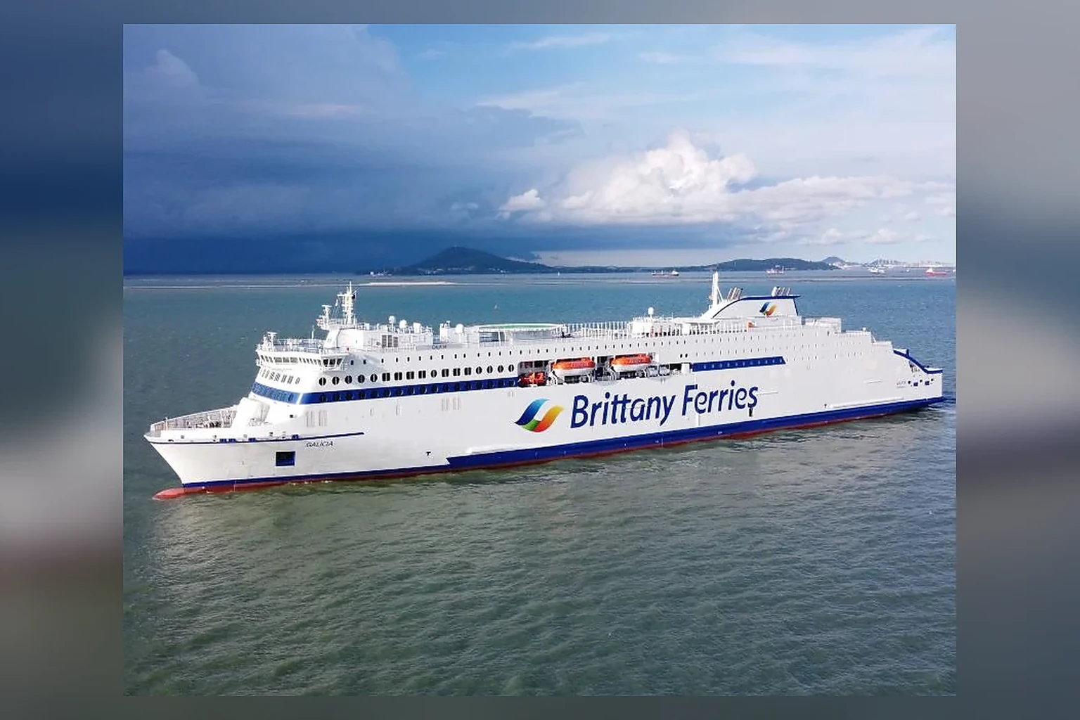 Ferry de passageiros Brittany Ferries a atravessar o Canal da Mancha