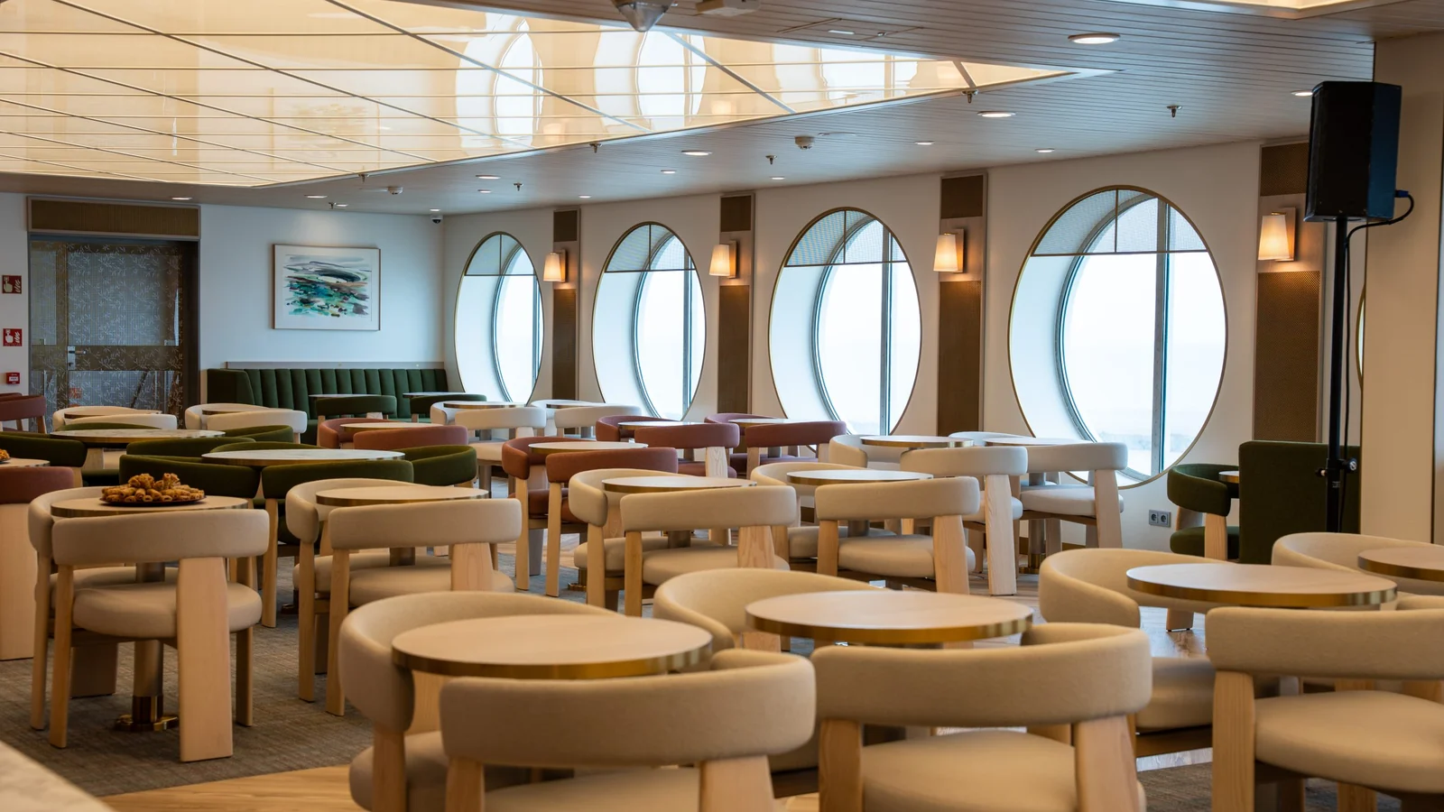 Restaurante a bordo de um navio Brittany Ferries