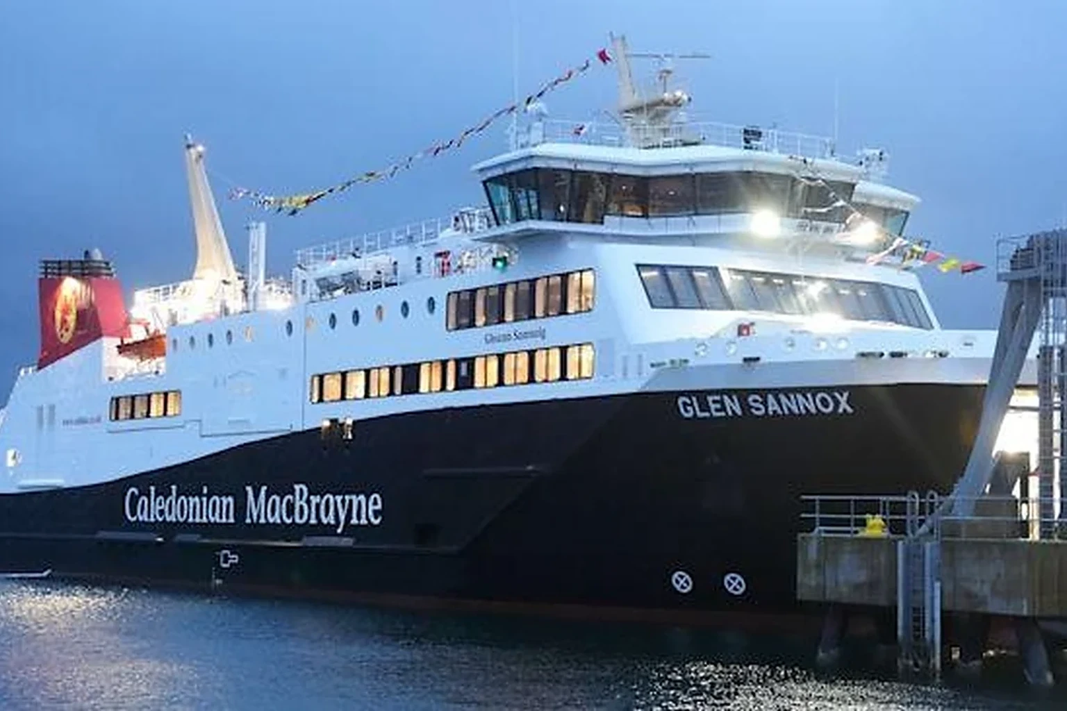 Ferry da CalMac a navegar entre as ilhas escocesas