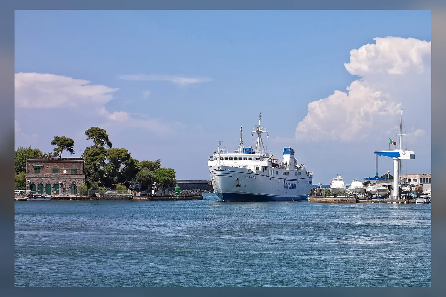 Ferry da Caremar a navegar no Golfo de Nápoles