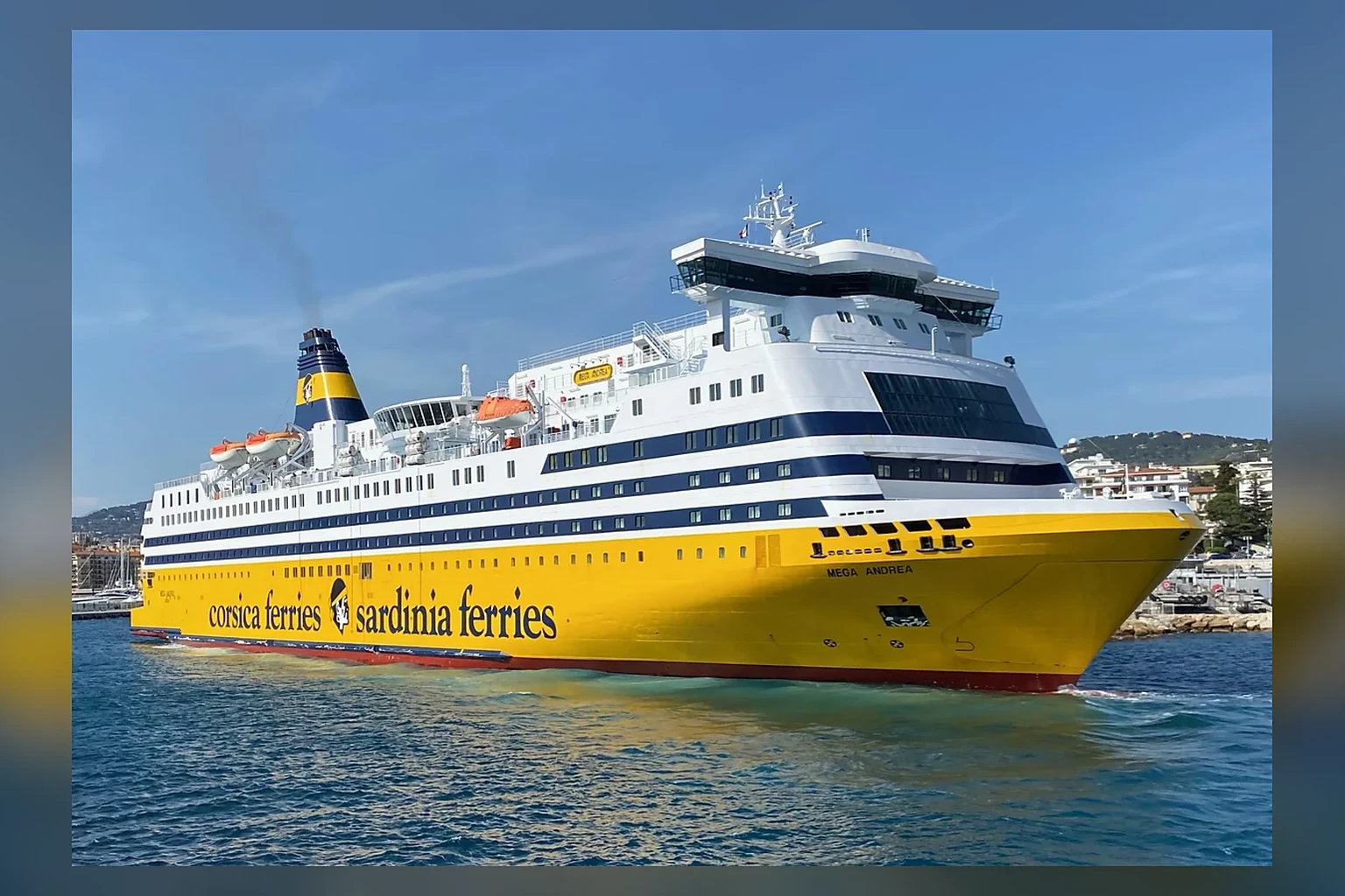 Ferry de passageiros e veículos da Corsica Ferries no Mediterrâneo