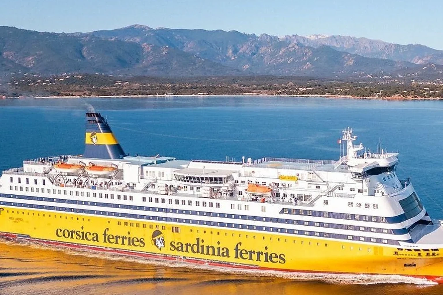 Ferry de passageiros e veículos da Corsica Sardinia Ferries