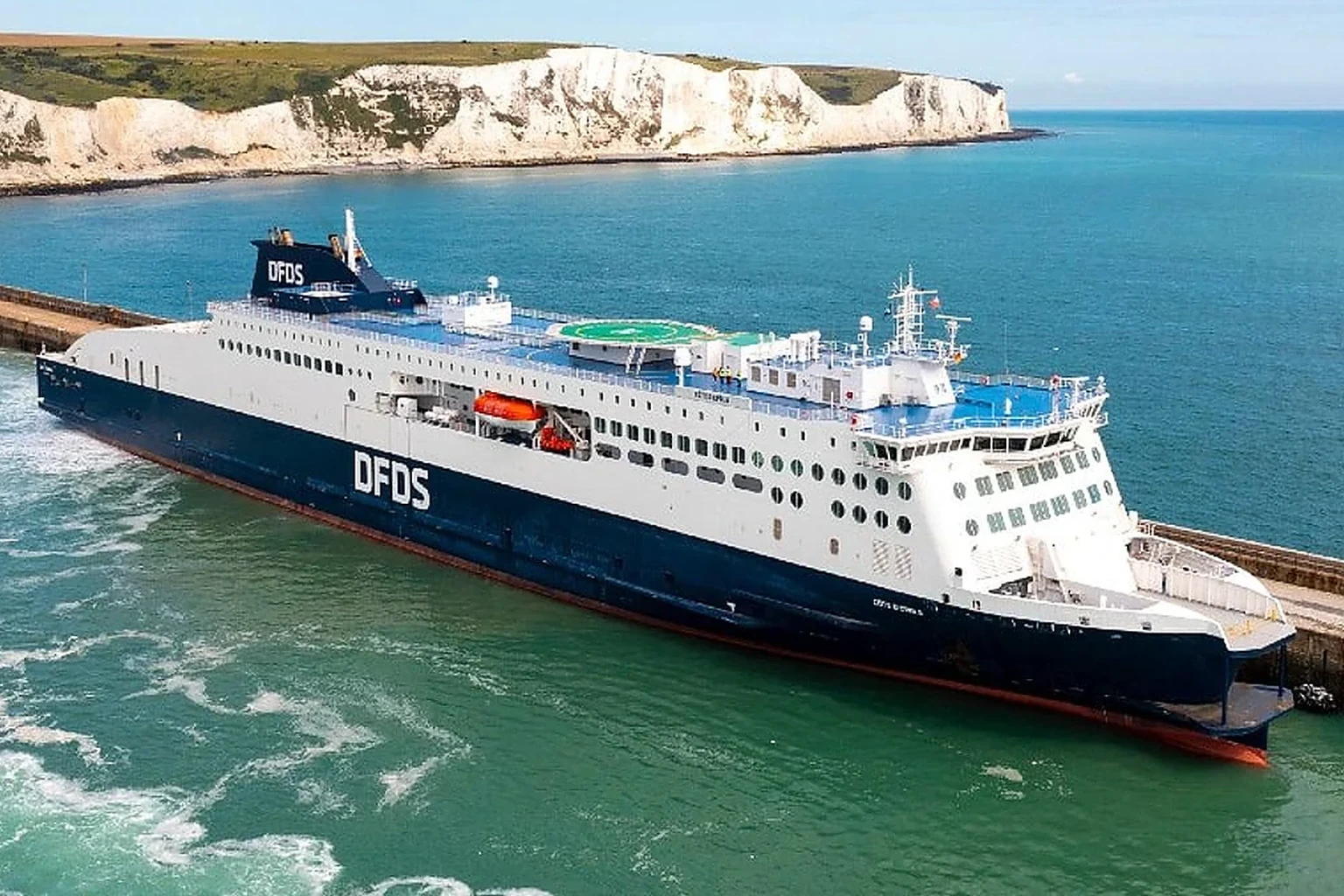Ferry DFDS para passageiros e veículos no mar