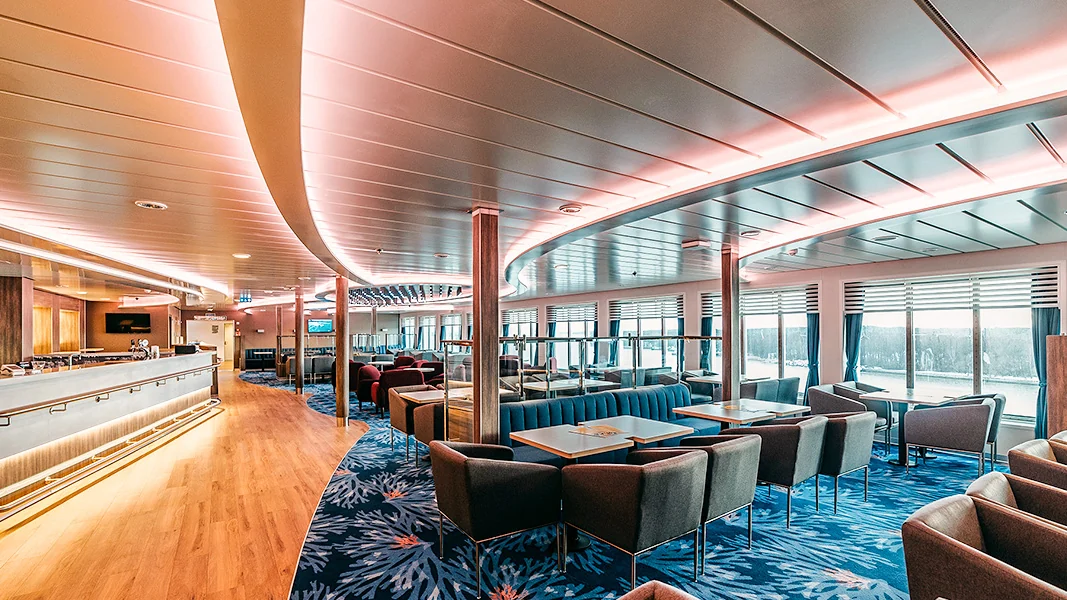 Bar e lounge a bordo de um ferry DFDS
