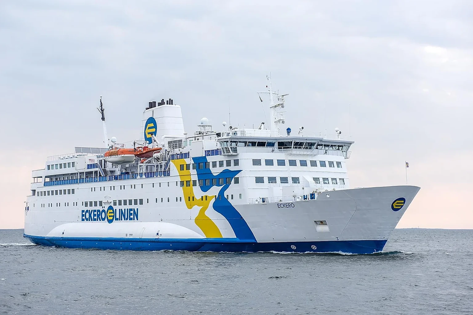 Ferry de passageiros e veículos da Eckerö Linjen no Mar de Åland