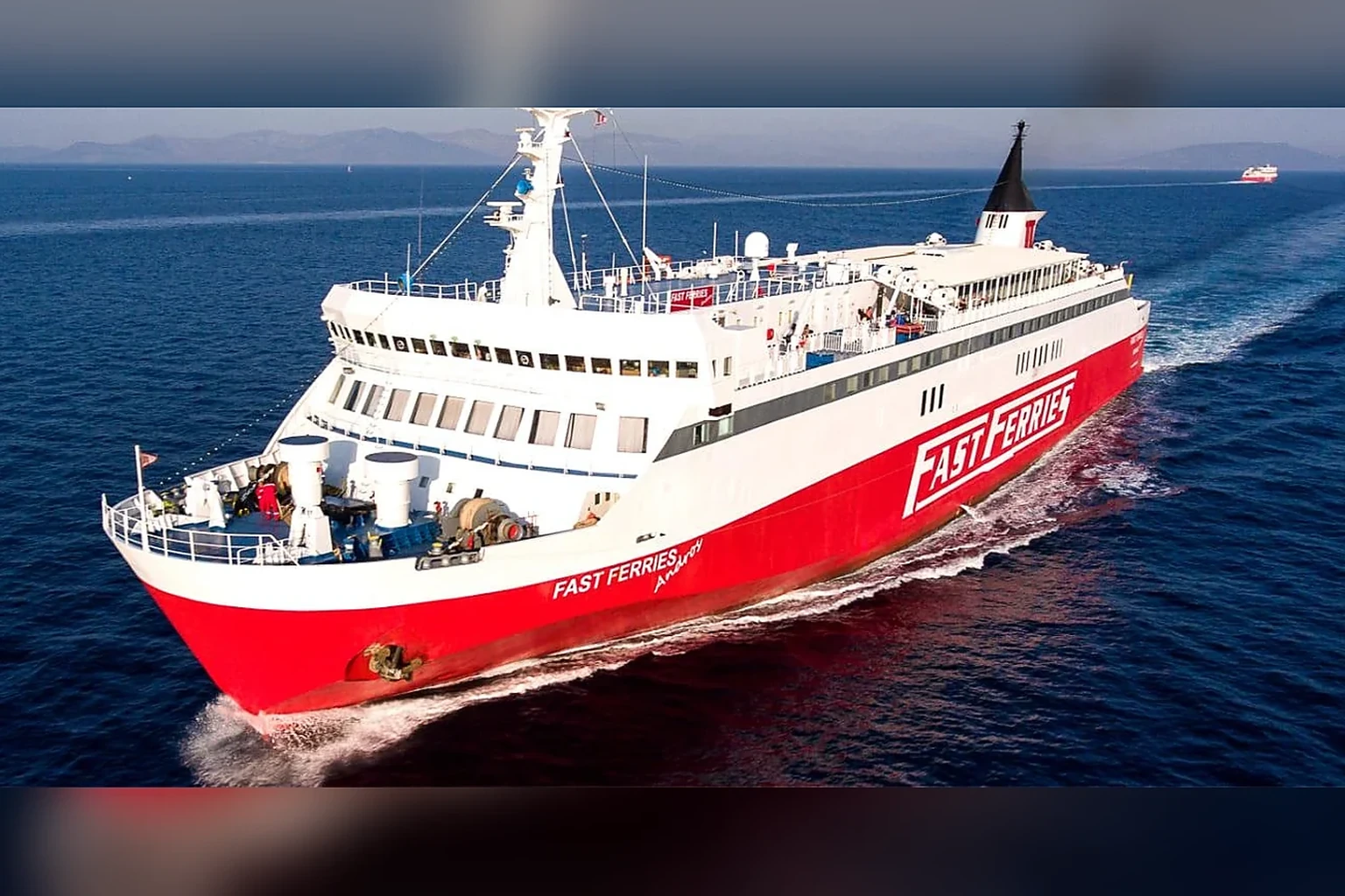 Ferry de passageiros e veículos da Fast Ferries a navegar no Egeu