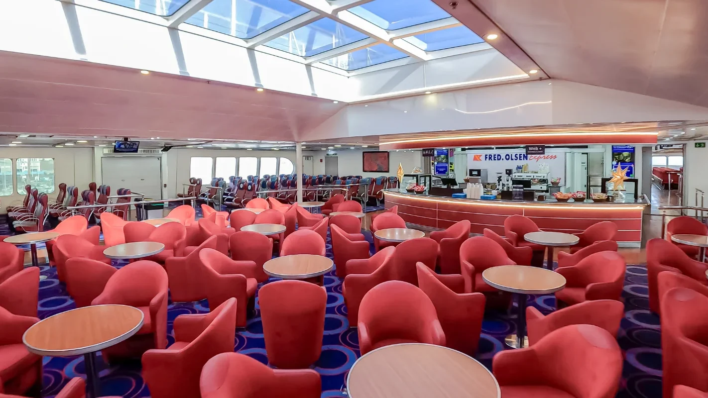 Cafetaria a bordo do ferry Fred. Olsen Express Barlovento Express