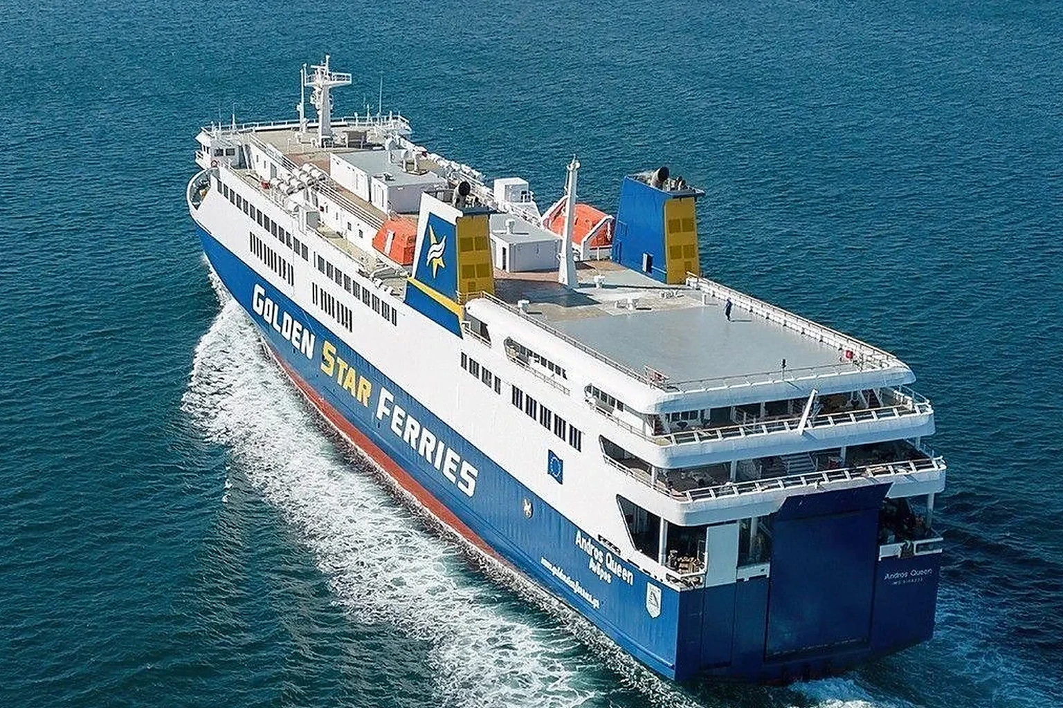 Ferry de passageiros e veículos da Golden Star Ferries que serve as Cíclades