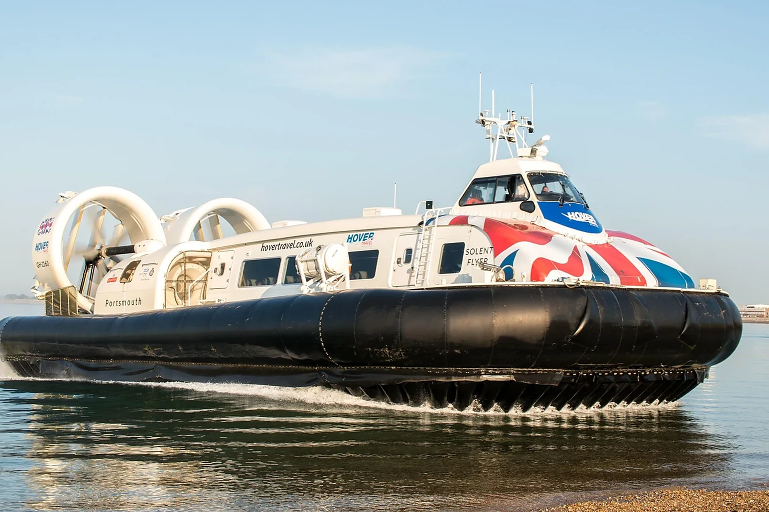 Hovercraft de passageiros da Hovertravel a atravessar o Solent