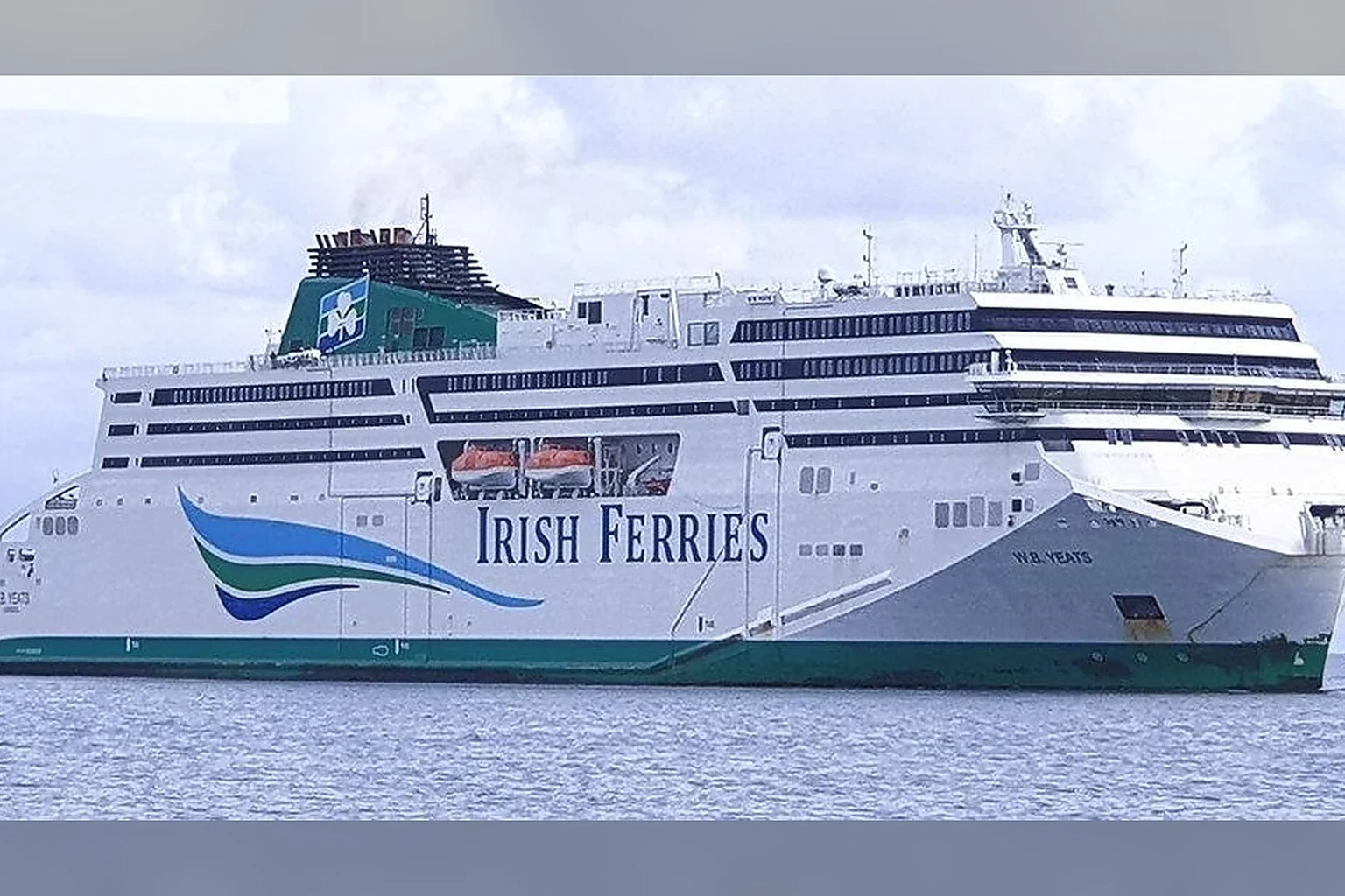 Ferry de passageiros e veículos da Irish Ferries