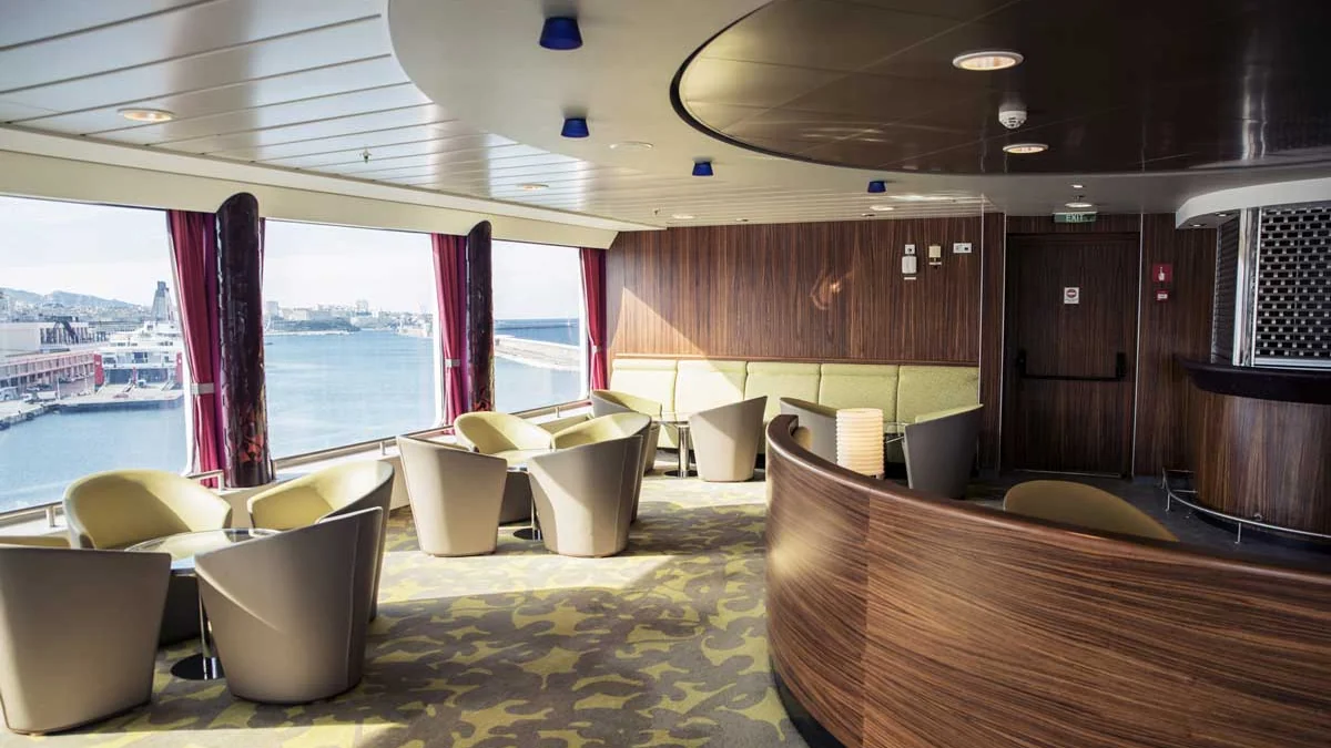 Lounge de passageiros a bordo do ferry Piana da La Méridionale