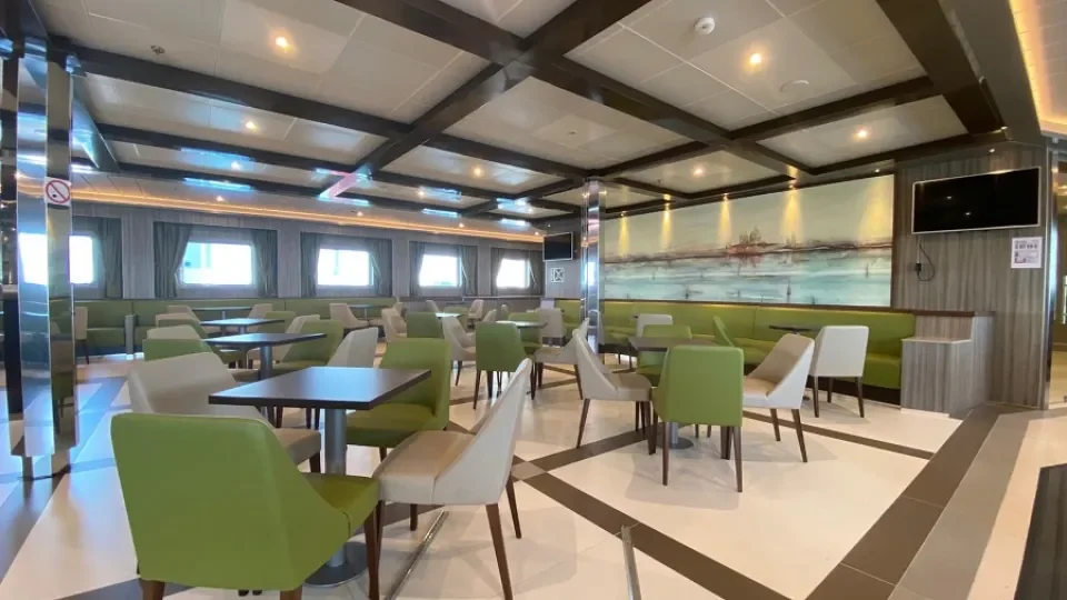 Lounge de passageiros a bordo do Ciudade de Valencia