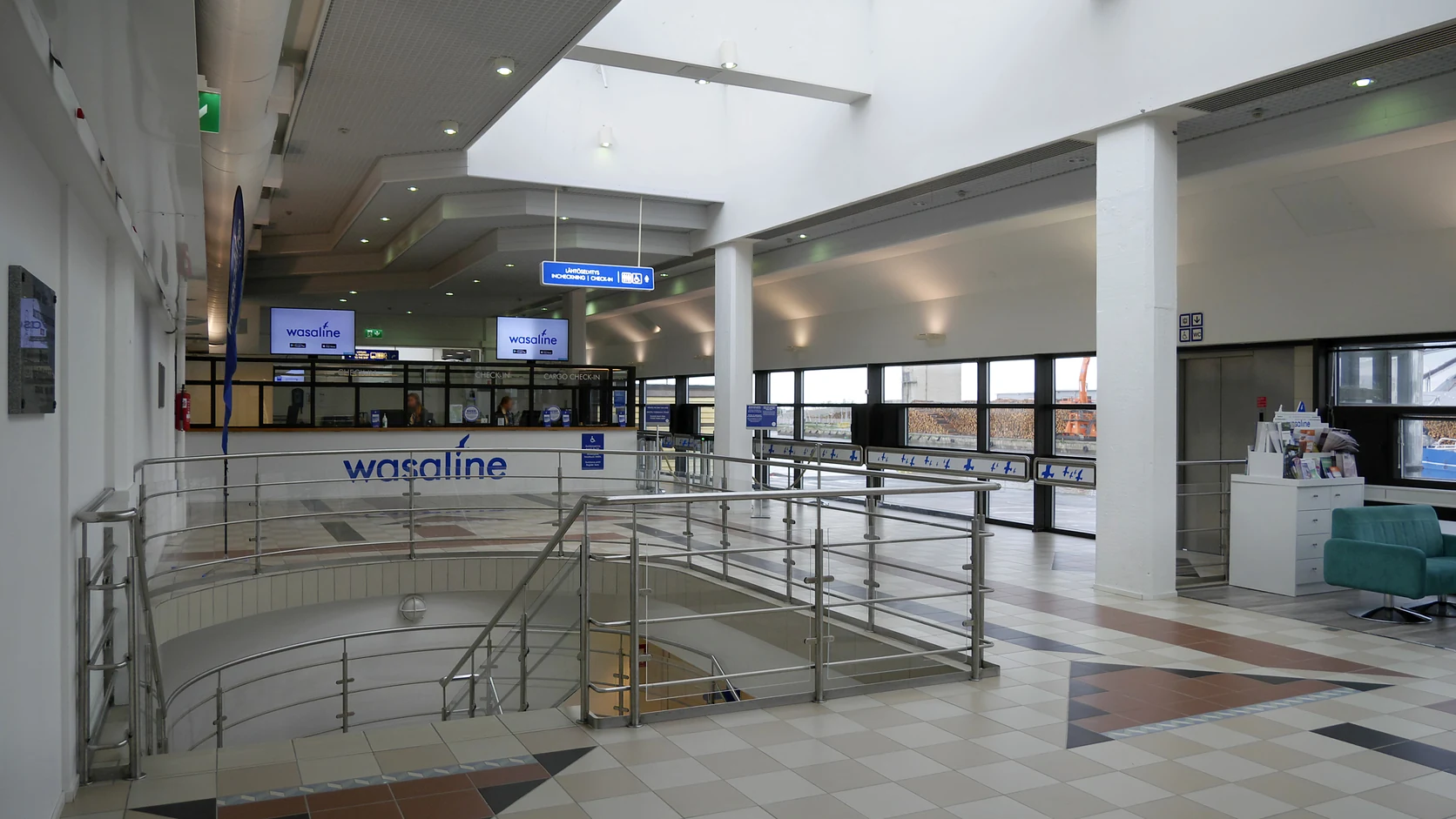 Zona de check-in do terminal Wasaline em Vaasa