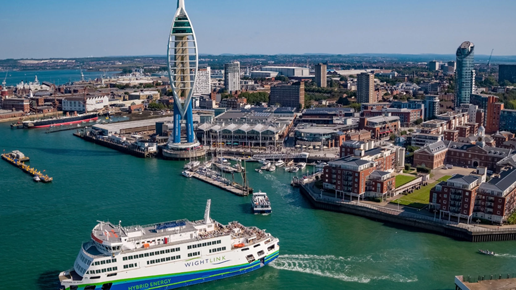 Ferry Wightlink a aproximar-se ou a sair de Portsmouth Gunwharf