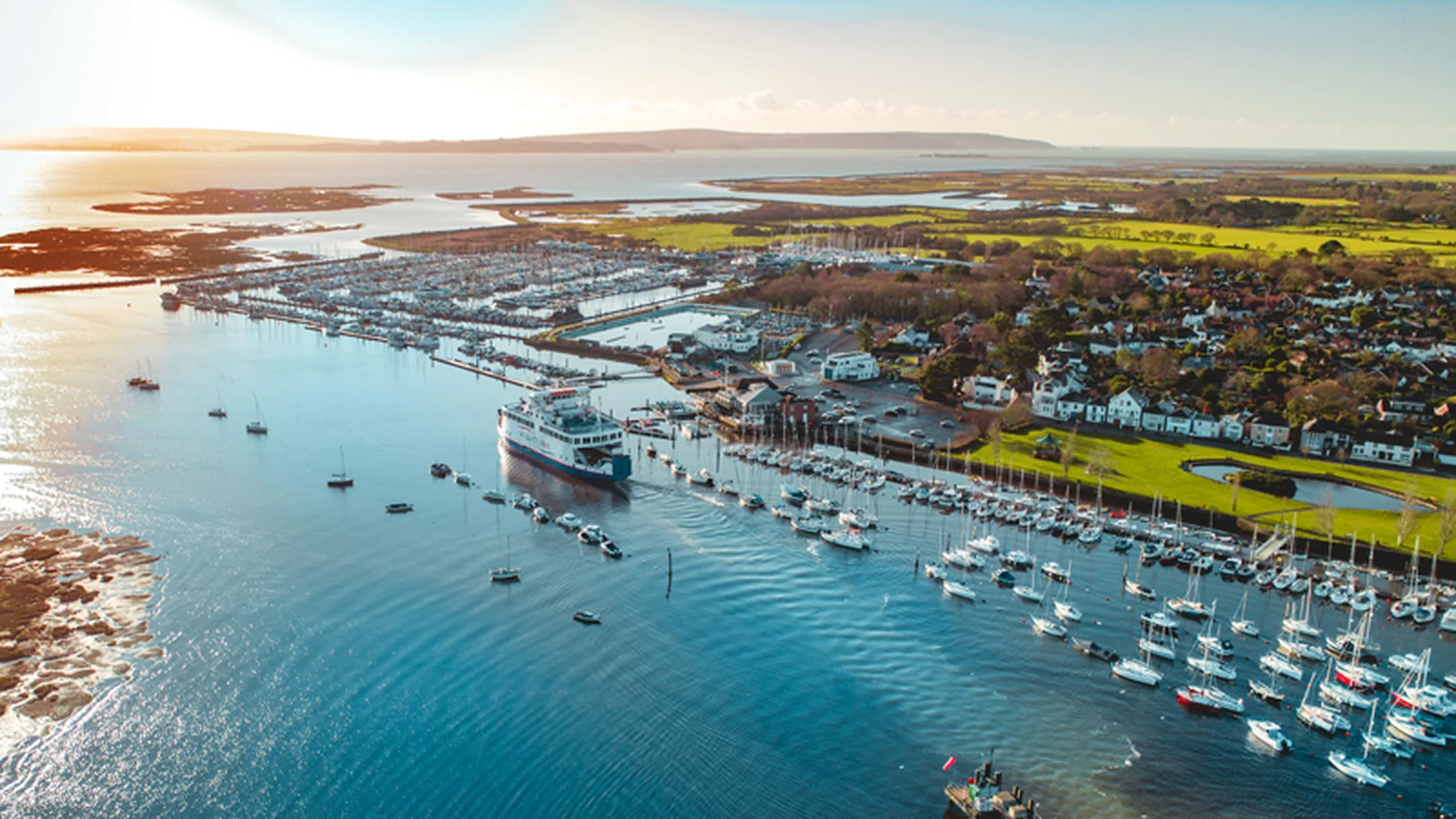 Ferry Wightlink a sair de Lymington junto à costa de New Forest