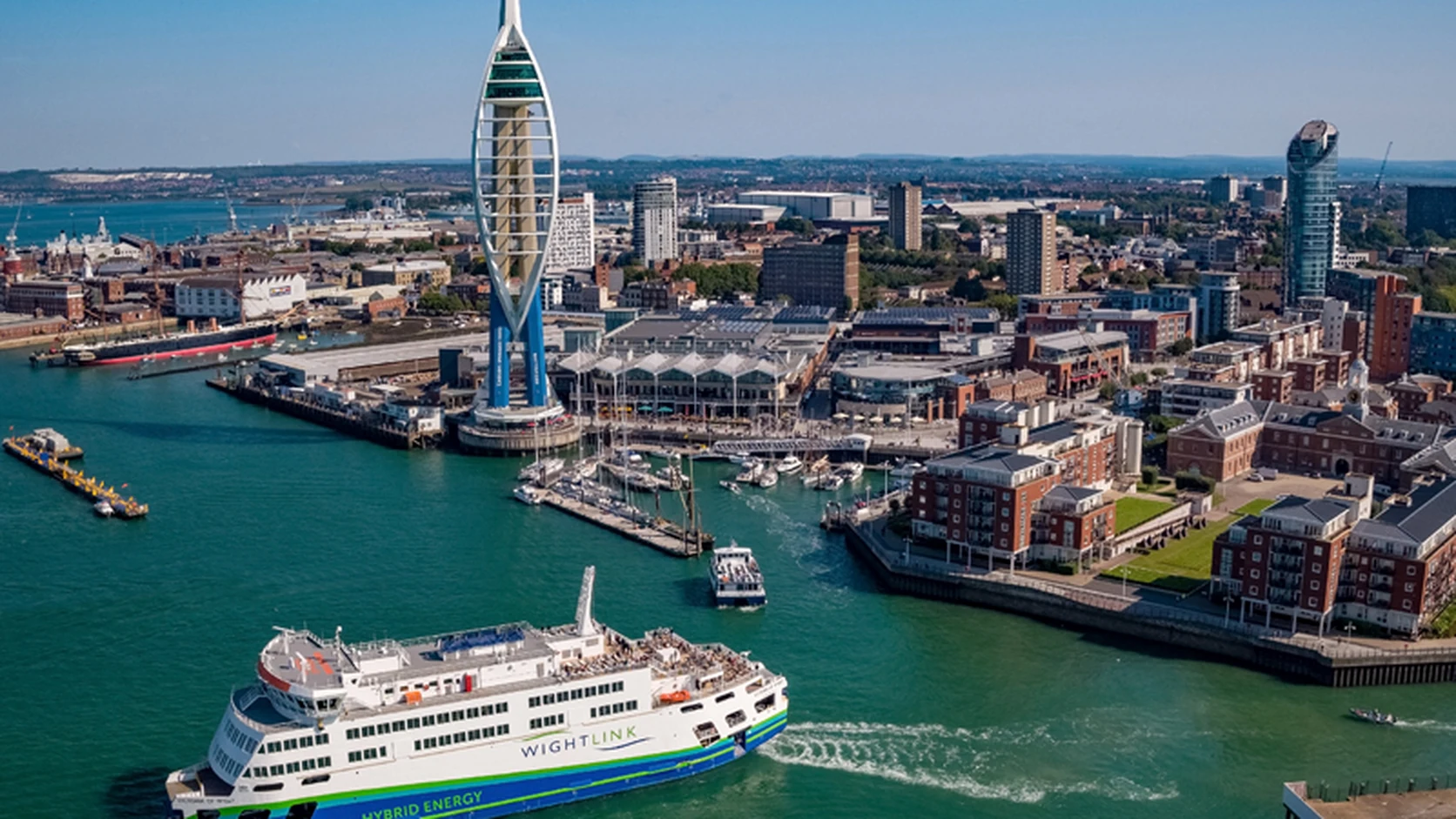Ferry Wightlink a partir de Portsmouth com a frente ribeirinha da cidade ao fundo