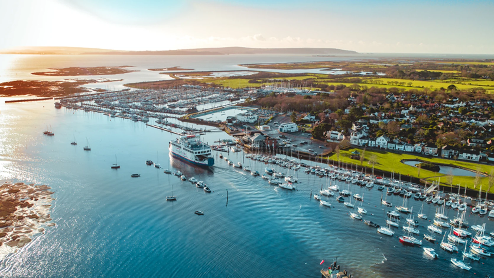 Ferry Wight Class da Wightlink a sair de Lymington