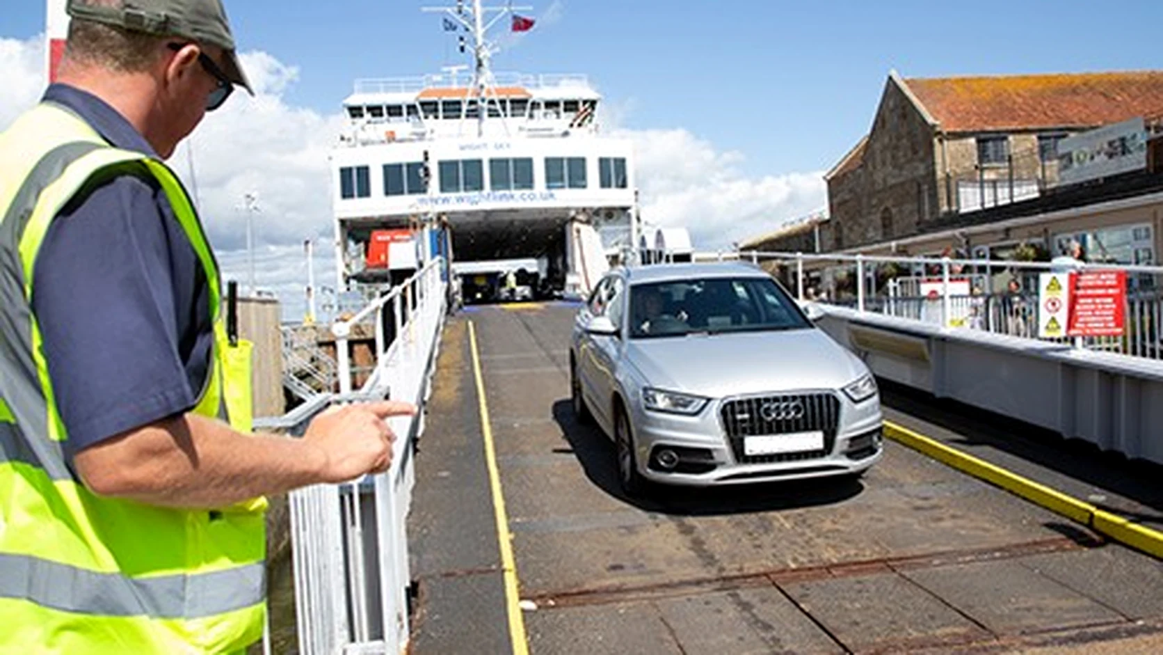 Automóvel a sair de um ferry Wightlink no terminal