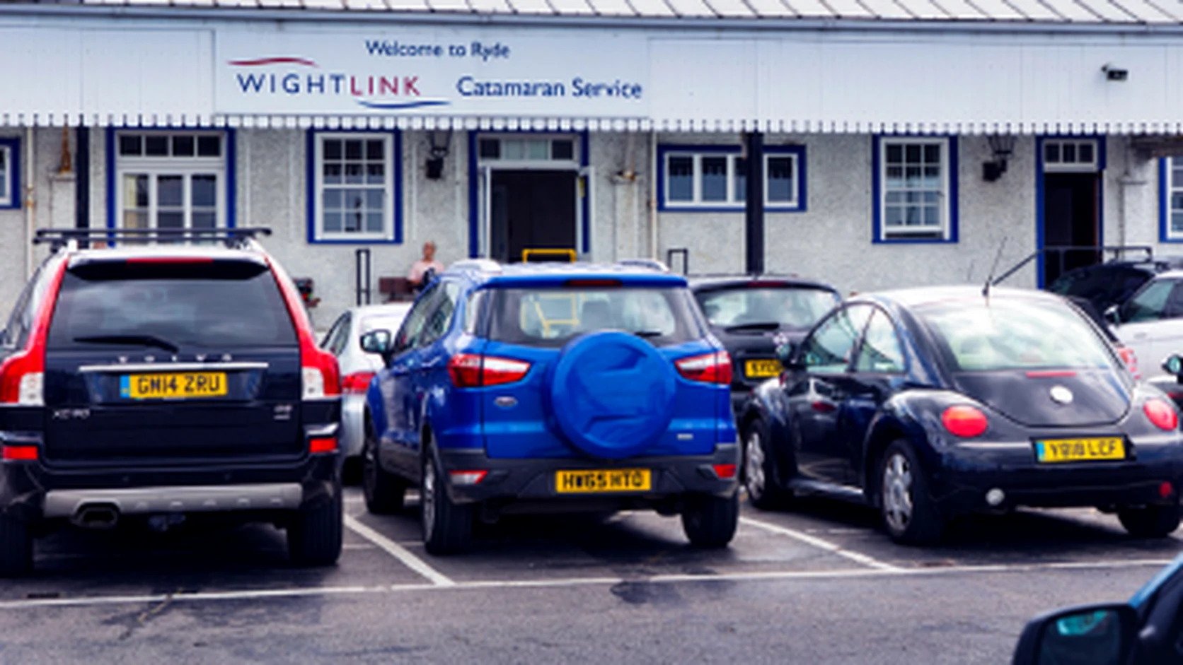 Veículos à espera num terminal Wightlink