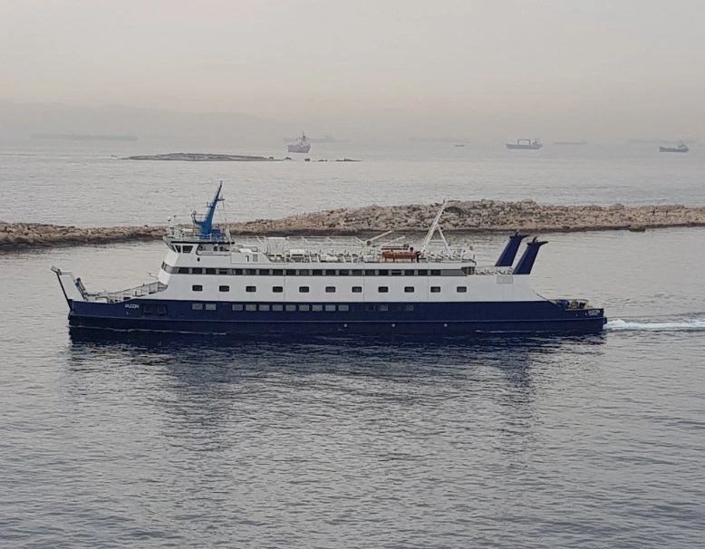 Ferry de passageiros e veículos de Ioniansea Ferries