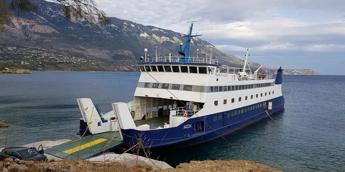Ferry de passageiros na rota Pesada, Kefalonia–Agios Nikolaos, Zante