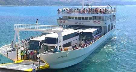 Ferry de passageiros e veículos na rota Vasiliki, Lefkada–Frikes, Ítaca